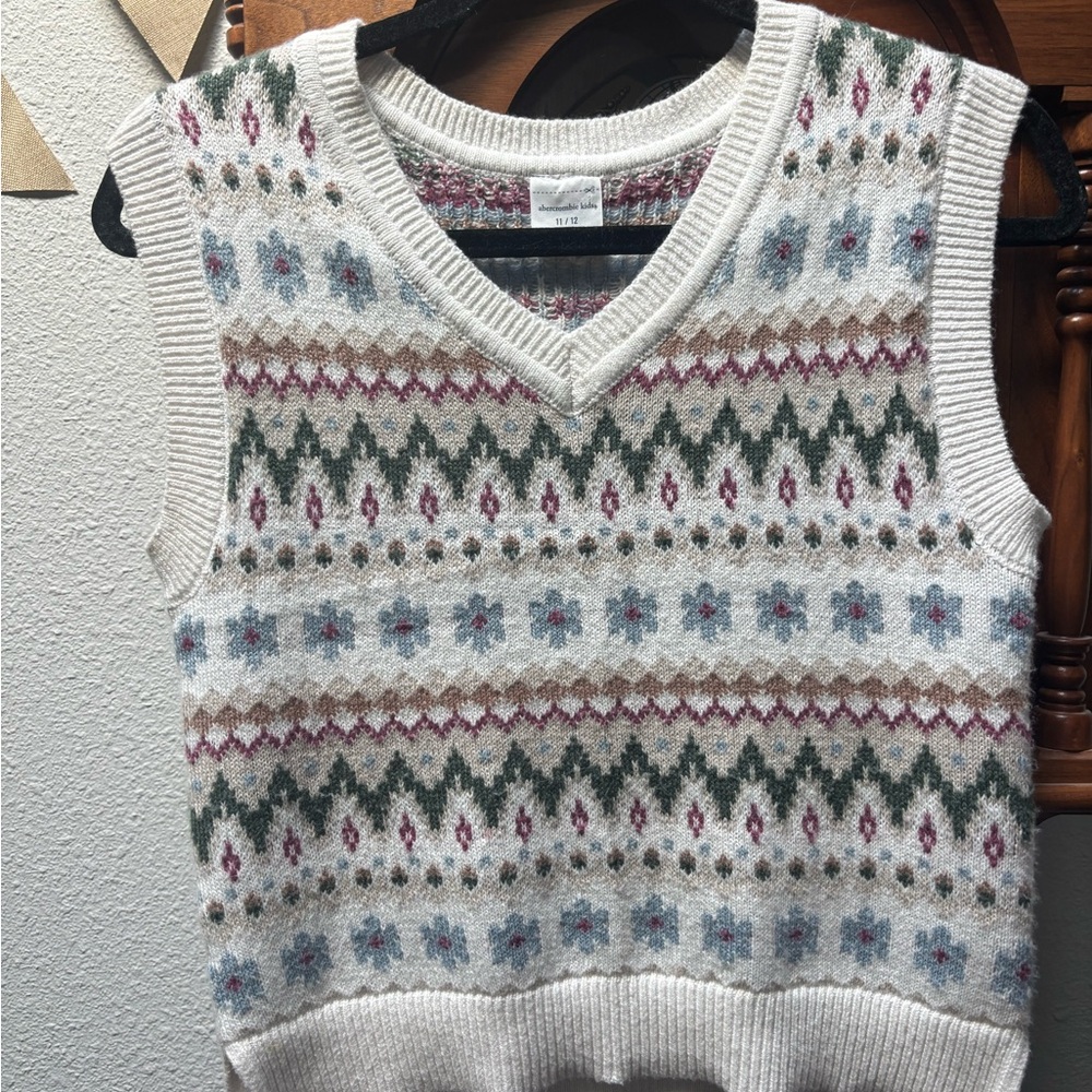 abercrombie kids white Fair Isle Knit Top vest with Pastel Accents